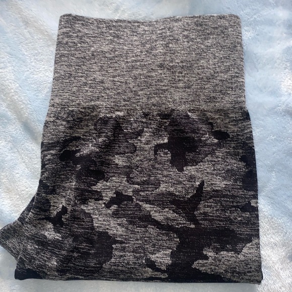Black and gray cammo leggings, size medium,high waist. Ruched rear. Seamless. - Picture 4 of 6